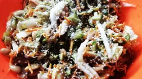 Пикантный салат с курицей и фасолью