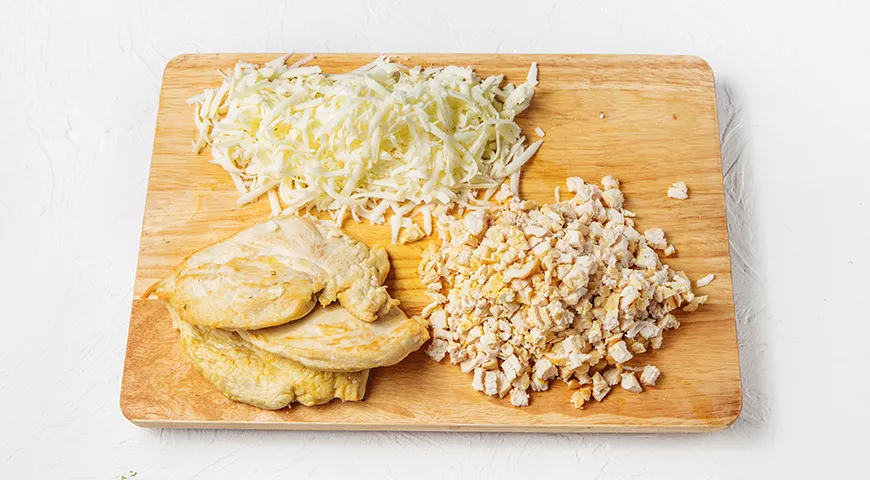 Слоёный салат с курицей, грибами, помидорами и сыром