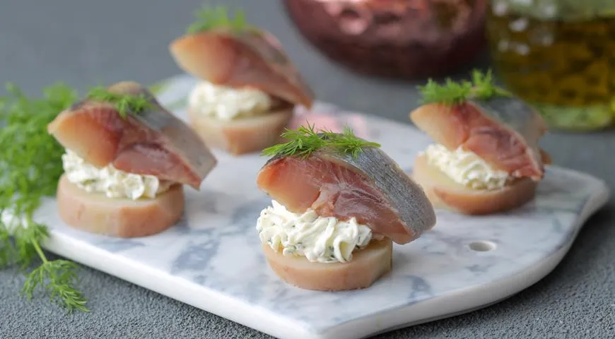 Рецепт картофельных тарталеток с сельдью в собственном соку