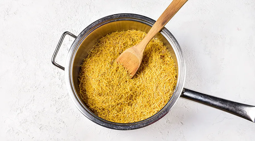 Жареная вермишель с сосисками