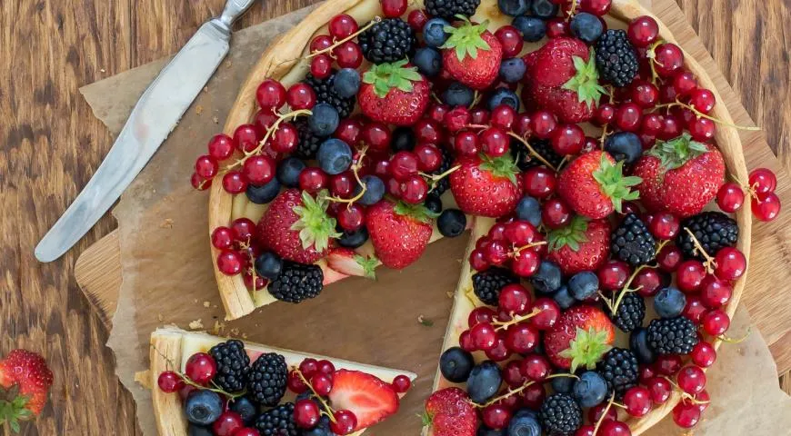 Готовим пирог с творожной начинкой и ягодами