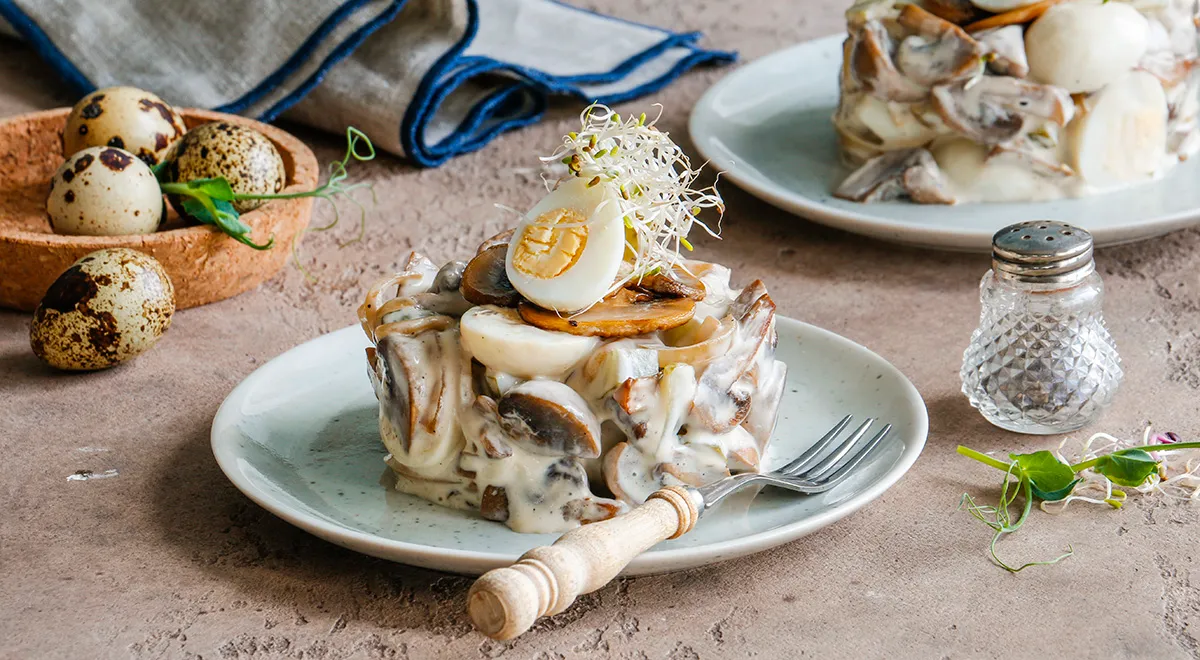 Салат с жареными шампиньонами, яйцами и луком, пошаговый рецепт с фото на  192 ккал