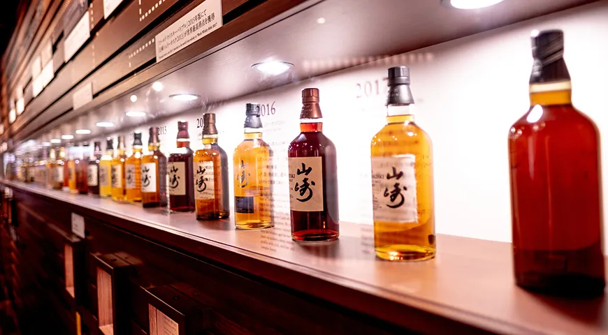 Для выравнивания цвета японского виски допускается применение карамельного красителя 