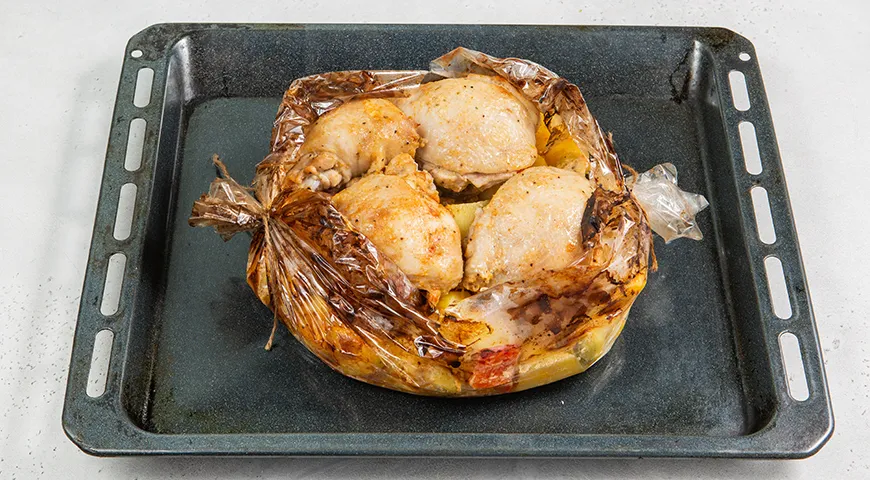 Куриные бедра с картошкой в духовке в рукаве