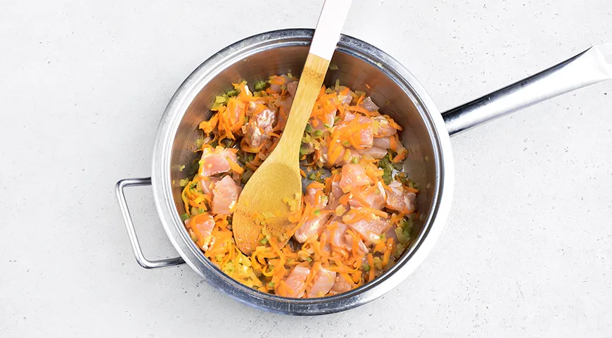 Спагетти по-домашнему с курицей и овощами в соусе