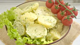 Отварной картофель с зеленью и чесноком