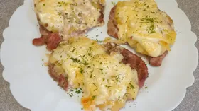 Свиной шницель под ананасами с сыром