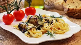 Баклажановые роллы со спагетти в сырном соусе