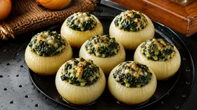 Фаршированный лук со шпинатом и сыром в духовке