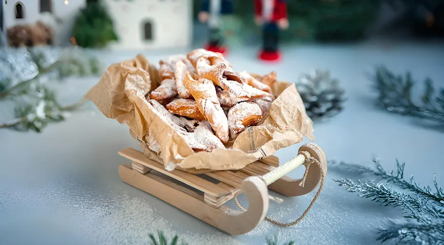 Хворост обычно просто посыпают сахарной пудрой, но при желании можно добавить молотую корицу, ваниль или кардамон