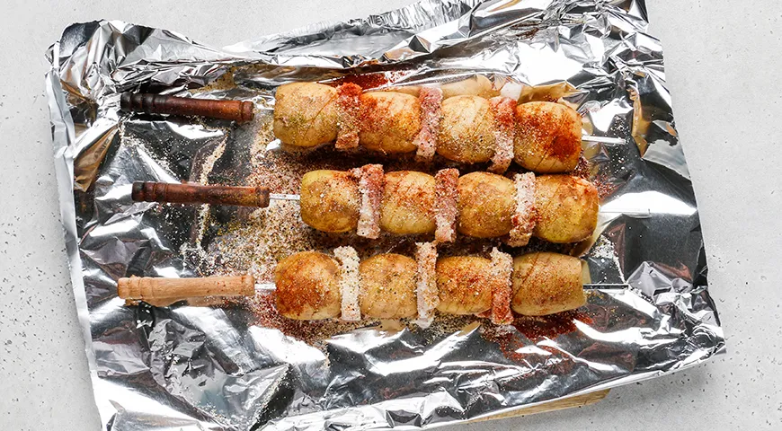 Картошка с салом на шампурах на мангале