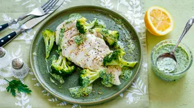 Легкий ужин с самым летним из салатов и сочными куриными грудками с зеленым гарниром
