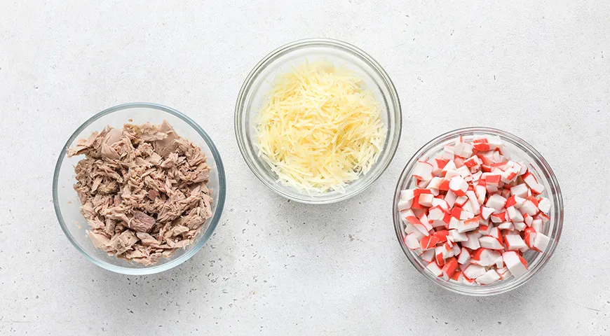 Слоеный салат с тунцом и крабовыми палочками