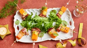 Новогоднее канапе с ананасом на шпажках