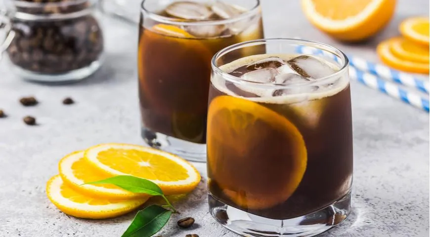 Многим нравится вкус кофе с лимоном, особенно если остудить напиток и добавить в него льда