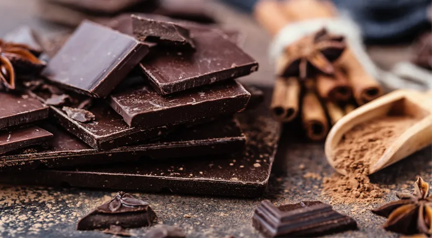 Шоколад здорово поднимает настроение. Но выбирайте для этого плитки горького шоколада!