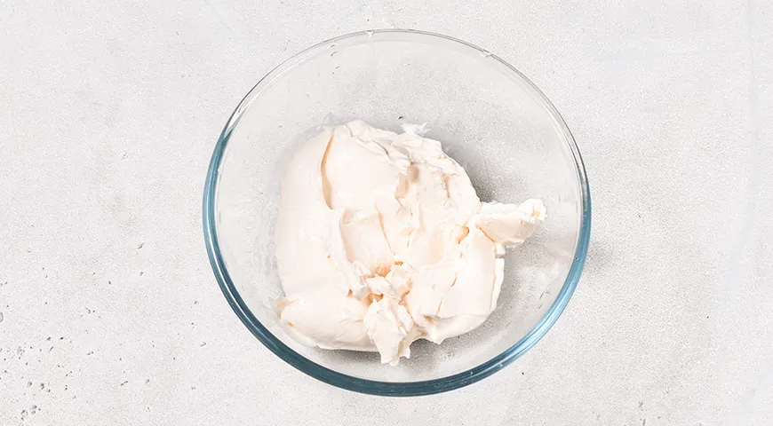 Куриные рулетики с плавленым сыром и зеленью на сковороде