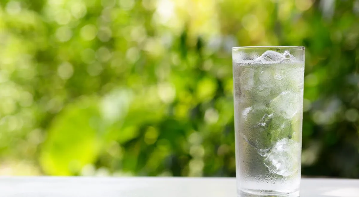 Сколько воды пить полезно: врач назвал частую причину отечности