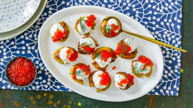 Хрустящая картошка со сметаной и икрой