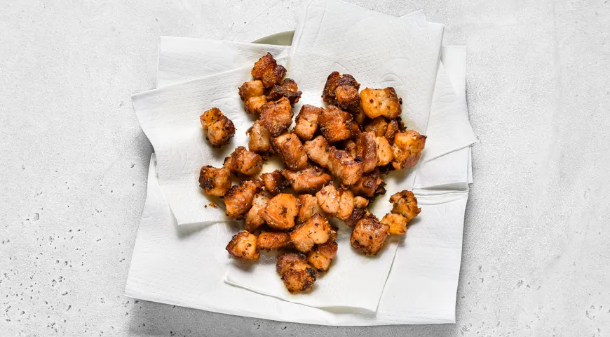 Свиные шкварки на сковороде