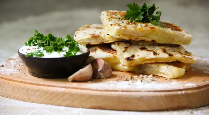 Хычины по-балкарски с соусом "Тузлук" на айране