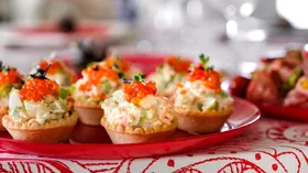 Салат в тарталетках с рыбой и маринованными огурчиками