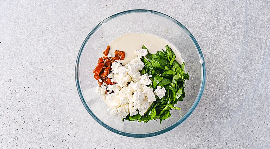 Оладьи на минеральной воде со шпинатом и фетой