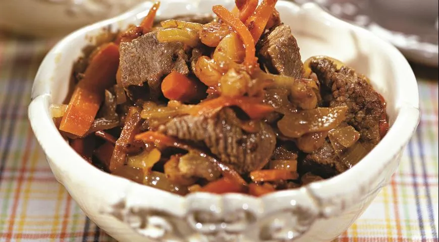 Мясо, тушенное с изюмом