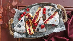 Пирог на ряженке с ягодами