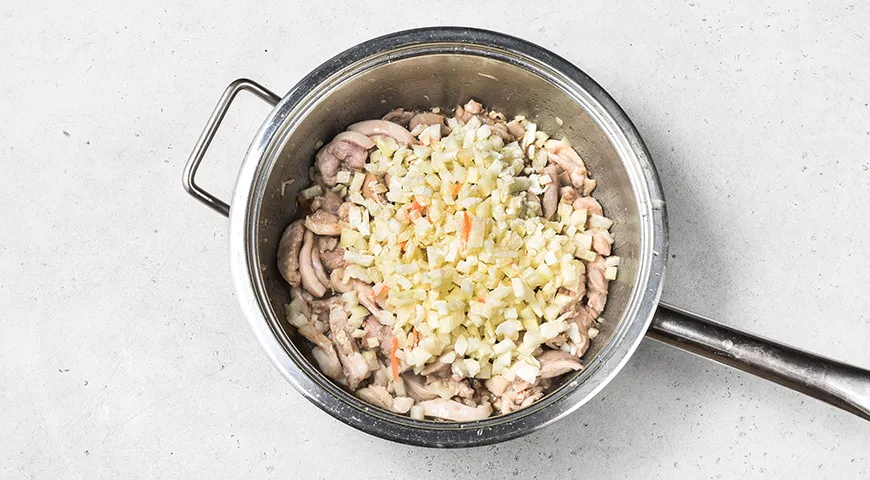 Гуляш из курицы с подливкой на сковороде