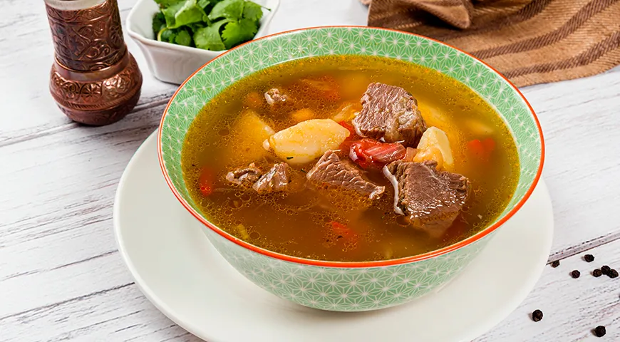 Ближайшей «родственницей» шулюма считается шурпа — узбекский суп с мясом, картошкой и помидорами