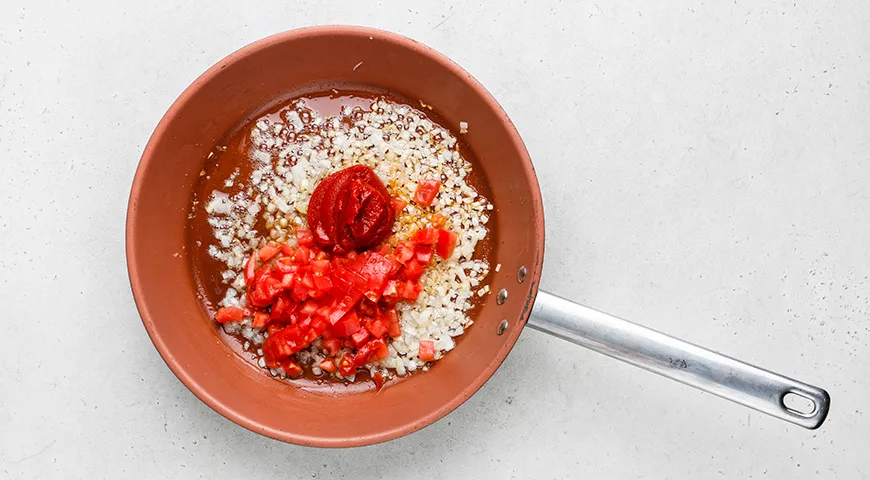 Макароны с яйцом, луком и томатной пастой на сковороде