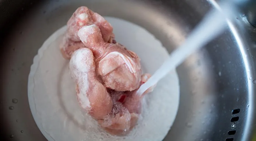 Если вы не успели заранее разморозить мясо, сделать это можно в холодной (!) воде