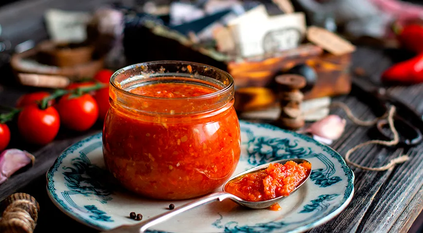 Аджика содержит до 50% суточной нормы витамина С