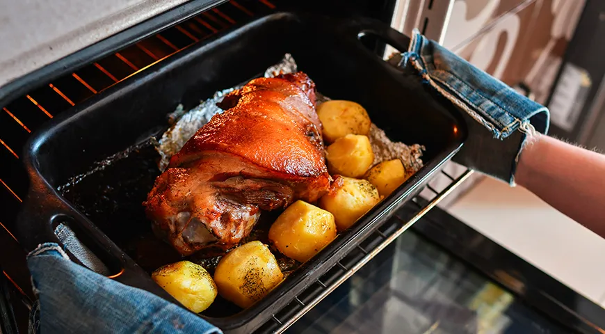 Для свинины на кости лучше снизить температуру и увеличить время — так мясо пропекается в более щадящем режиме, становится в процессе мягким и остается сочным