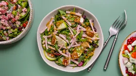 Зеленый салат с ветчиной, яблоком и пеканом