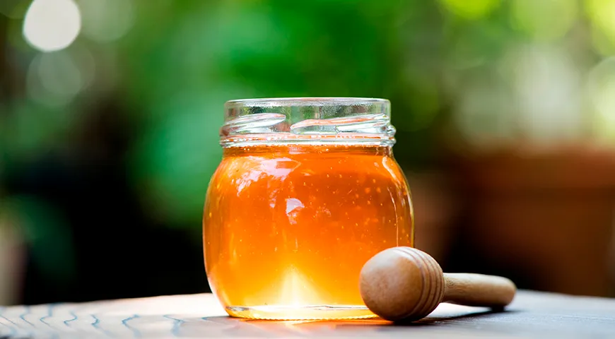 Свежий эспарцетовый мед прозрачный, с жемчужным или светло-янтарным оттенком, иногда с едва уловимым розоватым подтоном