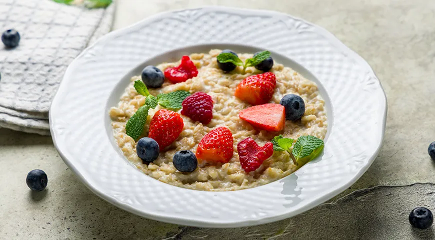 Овсяная каша с ягодами 