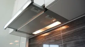 Грязная кухонная вытяжка портит не только ремонт: эксперт объяснил, чем она опасна