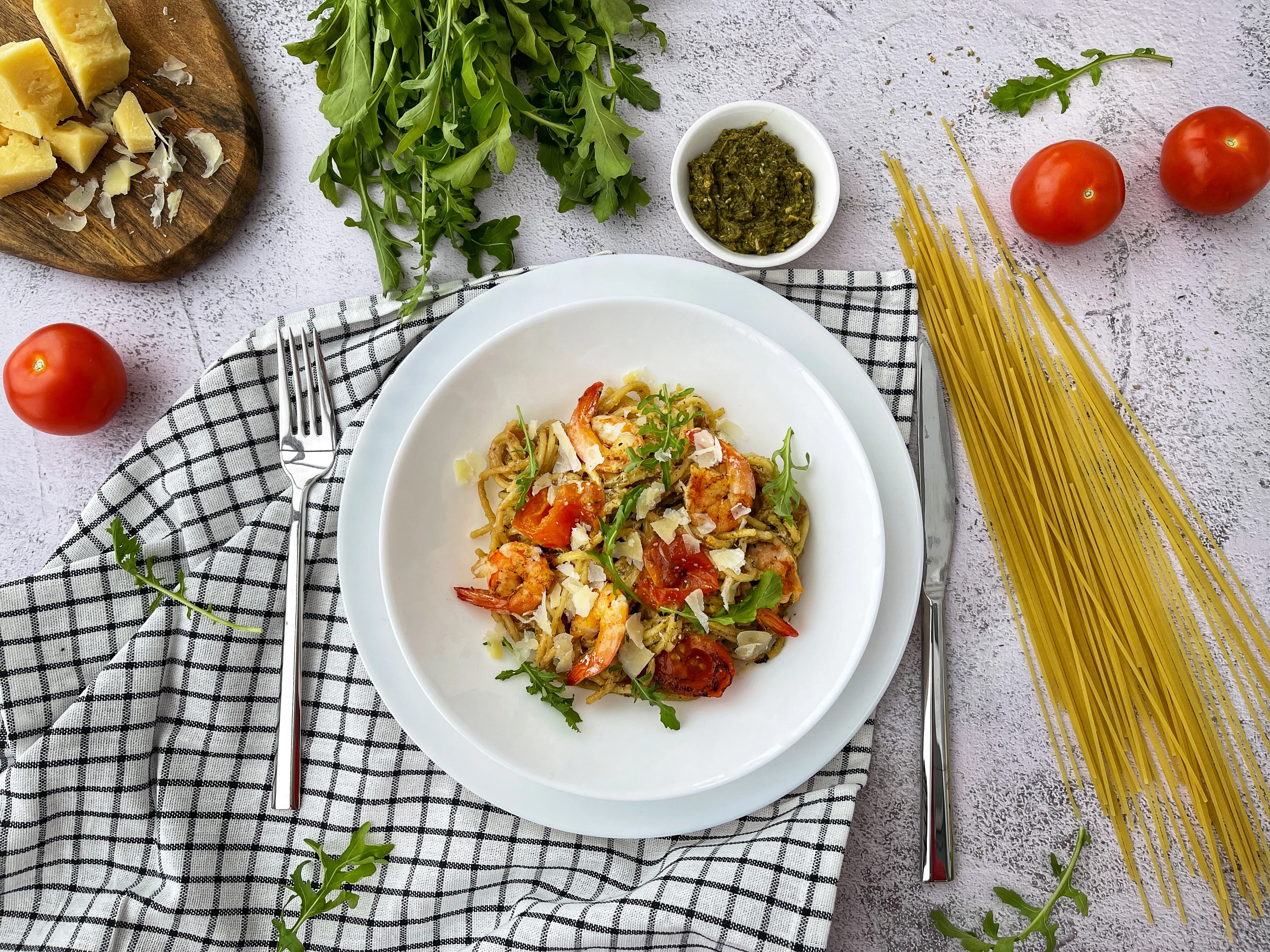 Паста с соусом песто и креветками