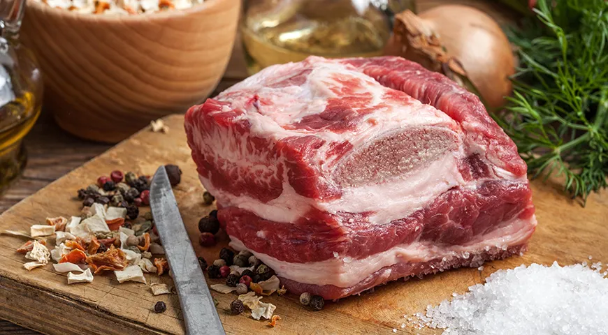 Мясо на брискет должно быть равномерно красновато-розового цвета, не темного и не коричневатого и чисто белый, а не желтоватый жир