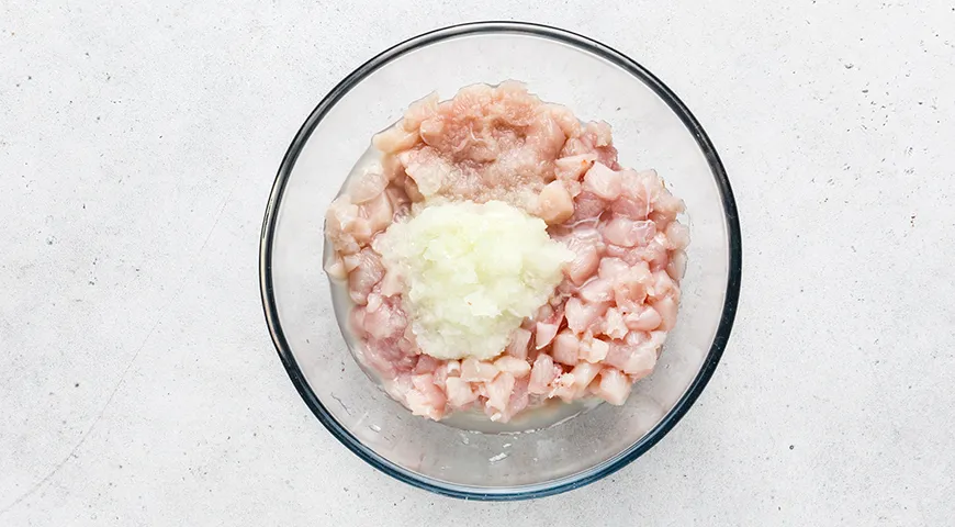 Рубленные куриные котлеты с помидорами