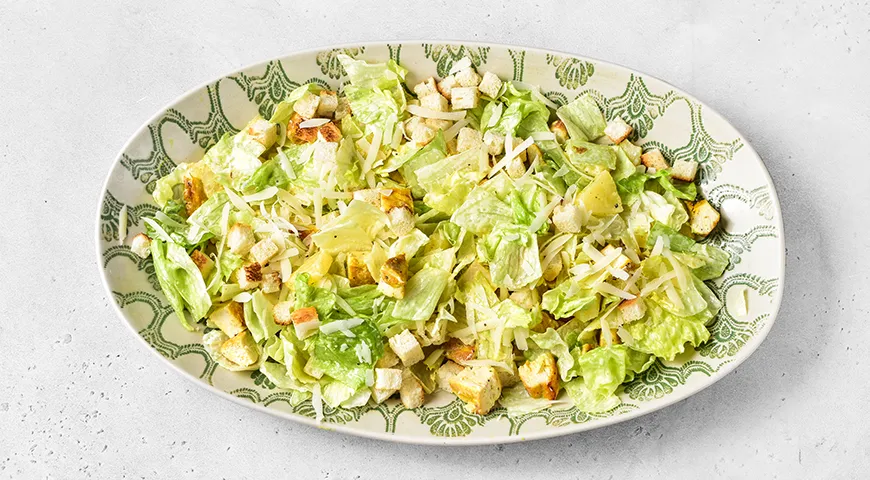 Хрустящий салат с ананасами и курицей
