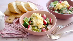 Салат из редиса, яиц и простокваши с зеленью