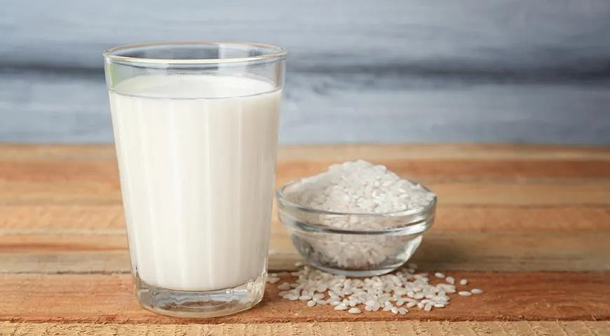 Рисовое молоко богато клетчаткой и пищевыми волокнами и при этом - самое низкокалорийное из всех растительных напитков