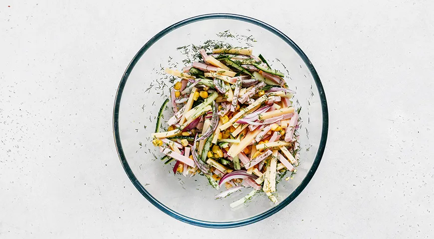 Салат с ветчиной, сыром и огурцом