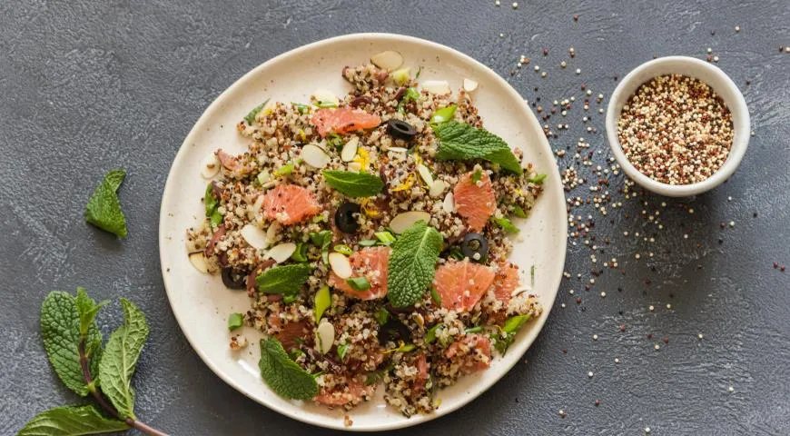 Салат из киноа с красными апельсинами