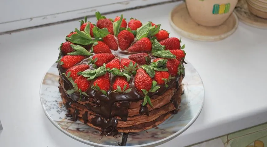 Шоколадный торт с клубникой - простой рецепт