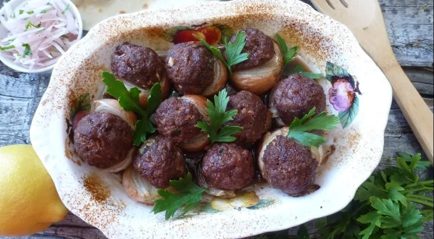 Луковый кебаб с гранатовым соусом (Sogan Kebabi – Onion Kebab)