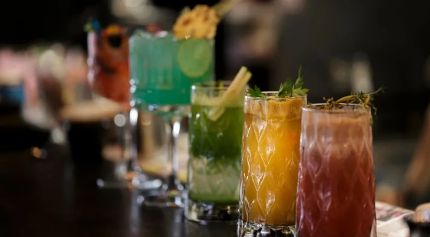 На диете стоит полностью отказаться от сладких коктейлей и ликеров, так как они содержат не только спирт, но и сахар